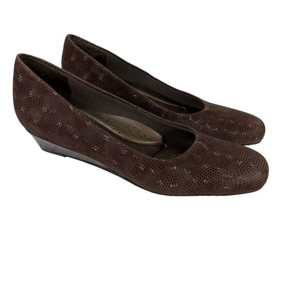 Trotters Chocolate Brown Low Wedge Slip On Genuine Leather Shoes Pumps 9 Narrow - Picture 1 of 16
